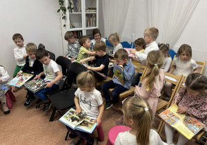 Dzieci oglądają książeczki