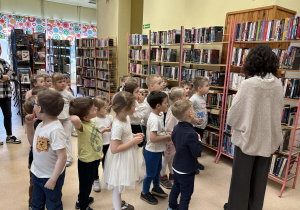 Dzieci zwiedzają bibliotekę