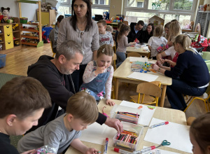 Warsztaty rodzinne w grupie Pszczółek