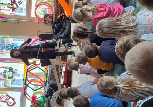 Dzieci słuchają brzmienia wiolonczeli