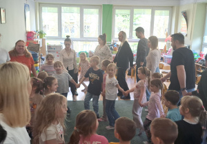 Dzieci z rodzicami podczas zabaw integracyjnych