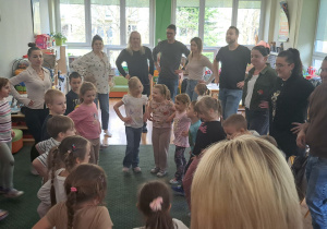 Dzieci z rodzicami podczas zabaw integracyjnych