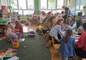 Dzieci z rodzicami podczas wykonywania herbów