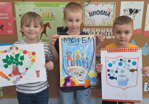 Troje dzieci z herbem