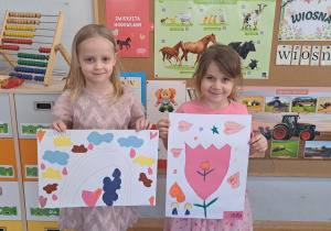 Dwoje dzieci z herbem