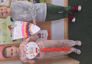 Dwoje dzieci z herbem