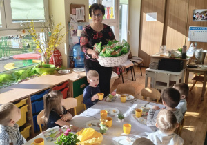 Pani dyrektor z prezentami dla dzieci od zajączka wielkanocnego