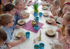 Dzieci z grupy III i IV podczas śniadania wielkanocnego