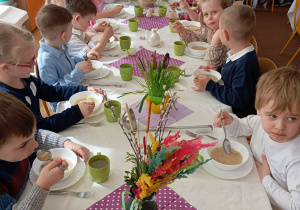 Dzieci z grupy III i IV podczas śniadania wielkanocnego