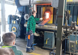 Dzieci podczas zwiedzania budynku ZEC