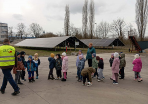 Dzieci podczas zwiedzania terenu ZEC
