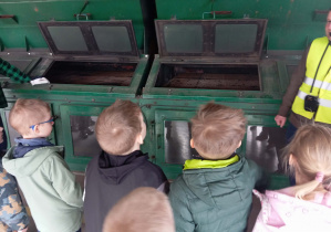 Dzieci podczas zwiedzania budynku ZEC