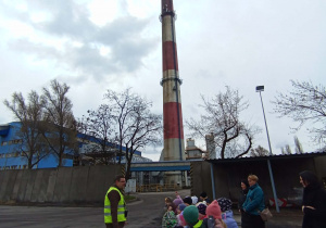 Dzieci podczas zwiedzania terenu ZEC