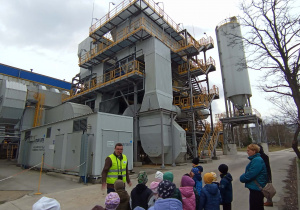 Dzieci podczas zwiedzania budynku ZEC