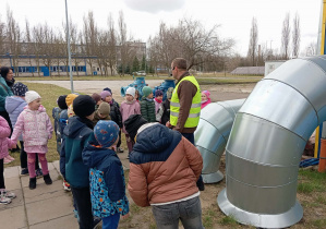 Dzieci podczas zwiedzania terenu ZEC