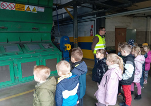 Dzieci podczas zwiedzania budynku ZEC