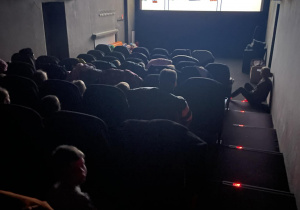 Dzieci podczas oglądania bajki