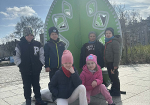 Dzieci przy wielkiej pisance