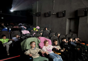 Dzieci podczas oglądania bajki