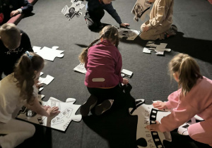 Dzieci układają puzzle kinowe