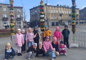 Dzieci przy palmach wielkanocnych