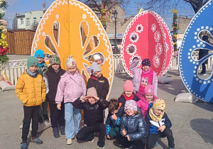 Dzieci przy wielkiej pisance