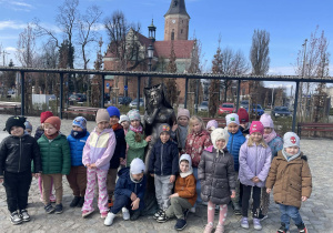 Dzieci przy pomniku Pabianki