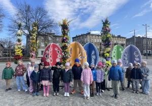 Dzieci przy wielkich pisankach