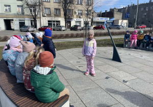 Dzieci oglądają zegar słoneczny