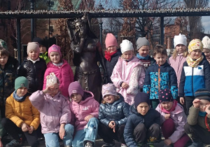 Dzieci przy pomniku Pabianki