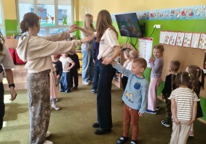 Dzieci podczas wspólnych zabaw z wolontariuszami