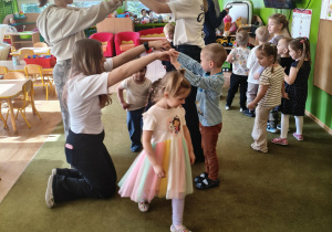 Dzieci podczas wspólnych zabaw z wolontariuszami