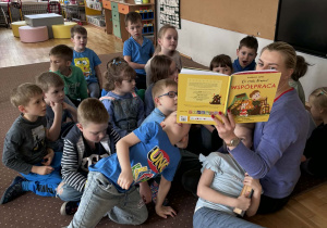 Dzieci z grupy IV słuchają bajki