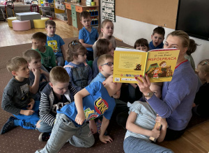 Spotkanie czytelnicze w grupie Pszczółek i BIedronek