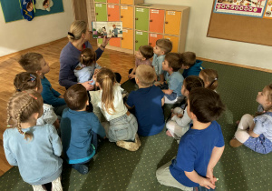 Dzieci z grupy II słuchają bajki