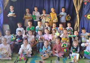 Dzieci z koszyczkami i nagrodami zdobytymi w konkursie