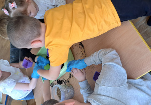 Dzieci podczas siania owsa