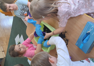 Dzieci podczas siania owsa