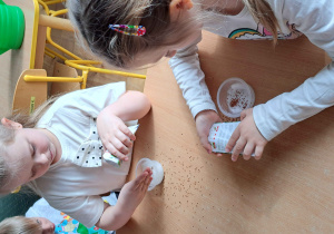 Dzieci podczas siania rzeżuchy