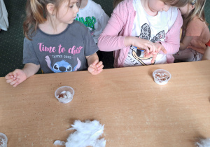 Dzieci podczas siania rzeżuchy