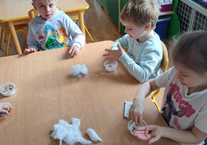 Dzieci podczas siania rzeżuchy