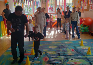 Dzieci podczas zabaw z rodzicami