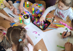 Dzieci wykonują herb z rodzicami