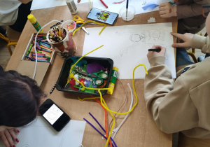 Dzieci wykonują herb z rodzicami