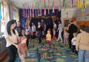 Dzieci podczas zabaw z rodzicami