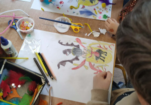 Dzieci wykonują herb z rodzicami