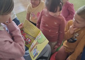 Dzieci słuchają bajki