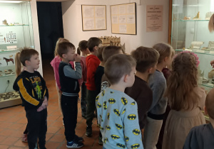 Dzieci na wystawie muzealnej