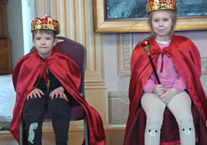 Dwoje dzieci przebranych za króla