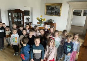 Dzieci w jednej sal na zamku